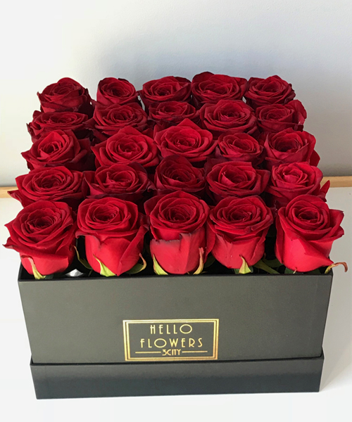 Czerwone róże w dużym czarnym kwadratowym boxie - kwiaty w pudełkach | flower box