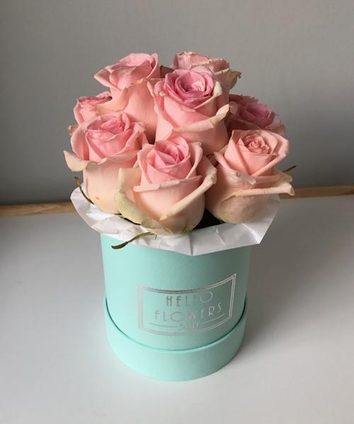 Różowe róże w małym miętowym boxie - kwiaty w pudełku | flower box