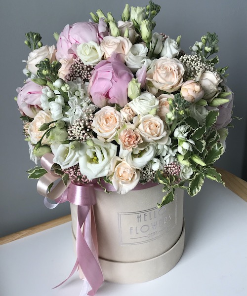 Kompozycja świeżych kwiatów w dużym jasnobeżowym welurowym boxie - kwiaty w pudełkach | flower box