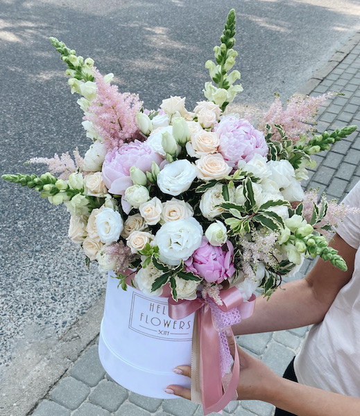 Kompozycja świeżych kwiatów w dużym białym boxie - kwiaty w pudełkach | flower box