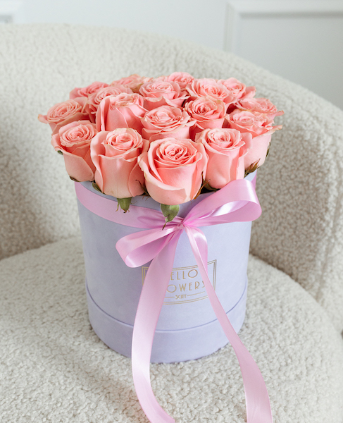 Różowe róże w dużym lawendowym welurowym boxie | świeże kwiaty w pudełku - box flower