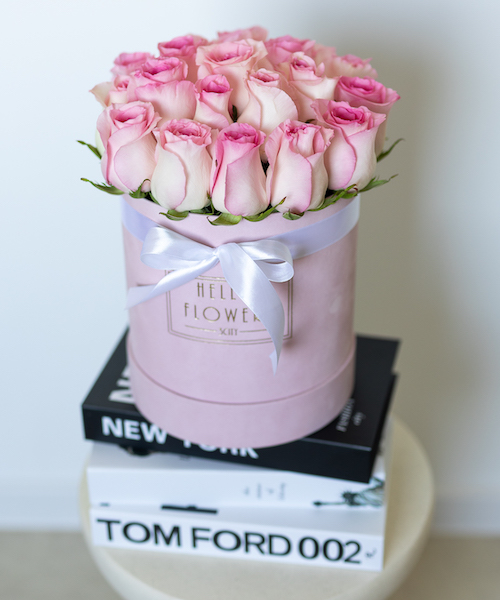 Różowe róże w dużym różowym welurowym boxie | świeże kwiaty w pudełku - box flower