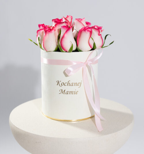 Biało-różowe róże w średnim masełkowym welurowym boxie Kochanej Mamie - kwiaty w pudełkach